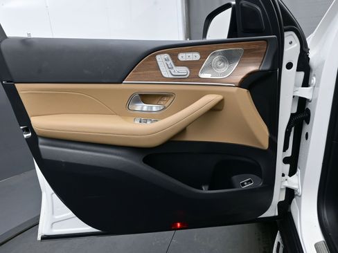 Used 2025 Mercedes-Benz GLS 450 4MATIC image 9