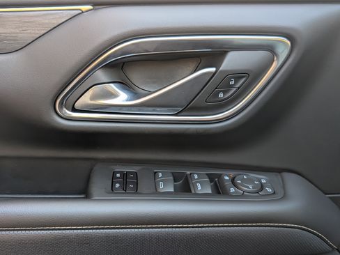 Used 2023 GMC Yukon SLT w/ SLT Luxury Package image 16