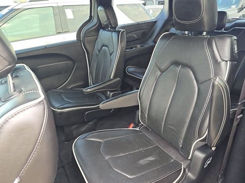 Used 2025 Chrysler Pacifica Limited FWD image 9