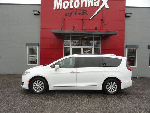 Used 2018 Chrysler Pacifica Touring-L image 2