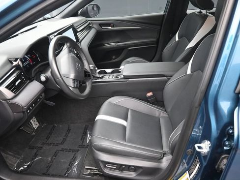 Used 2025 Toyota Camry SE FWD image 11