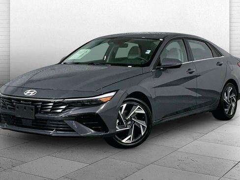 Used 2025 Hyundai Elantra Limited image 12