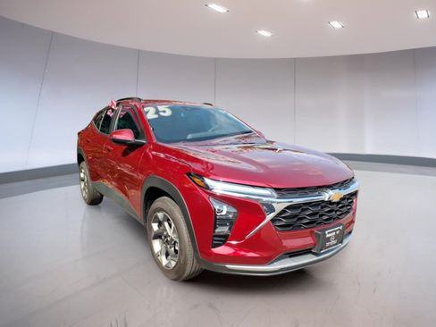 Used 2025 Chevrolet Trax LT FWD image 1