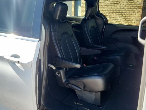 Used 2025 Chrysler Pacifica Select FWD image 18