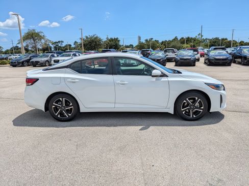 Used 2024 Nissan Sentra SV FWD image 3