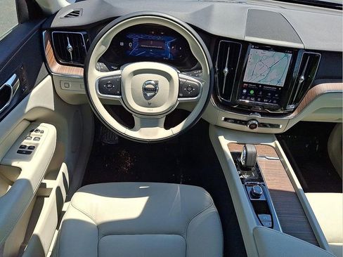 Used 2022 Volvo XC60 B5 Momentum w/ Climate Package AWD/4WD image 10