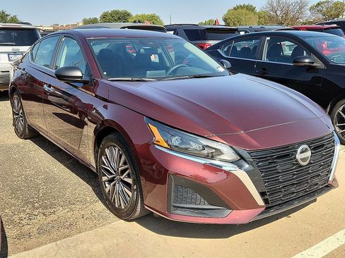 Used 2025 Nissan Altima 2.5 SV FWD image 4