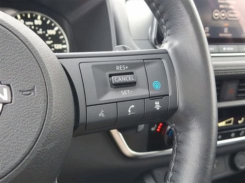 Used 2024 Nissan Rogue SV w/ SV Premium Package image 18