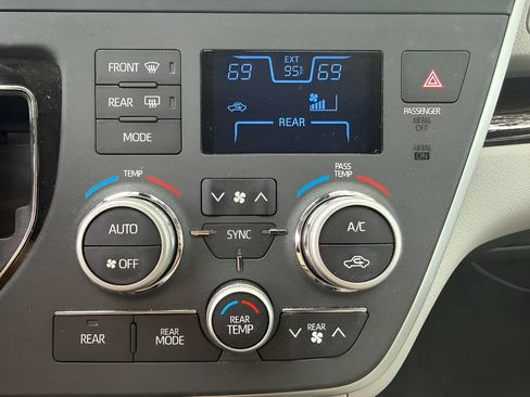 Used 2020 Toyota Sienna XLE w/ XLE Navigation Package FWD image 28