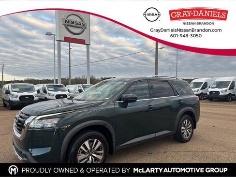 Used 2023 Nissan Pathfinder SL image 1
