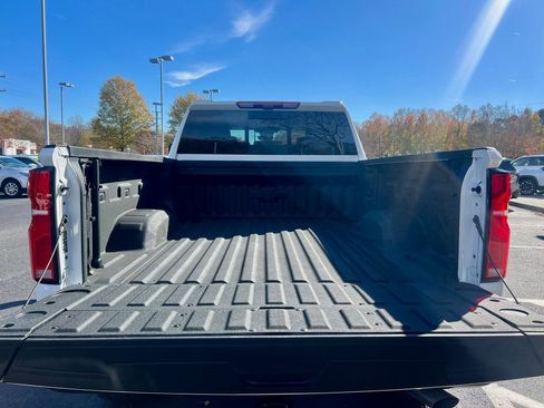 Used 2025 Chevrolet Silverado 2500 ZR2 w/ Technology Package image 19