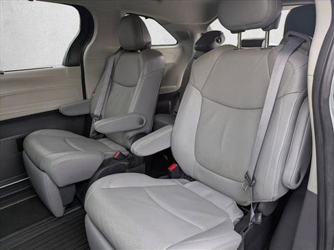 Certified 2022 Toyota Sienna Limited image 19