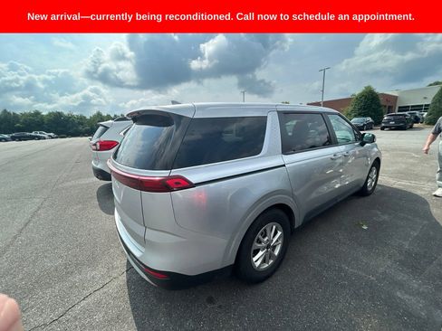 Used 2022 Kia Carnival LX FWD image 7