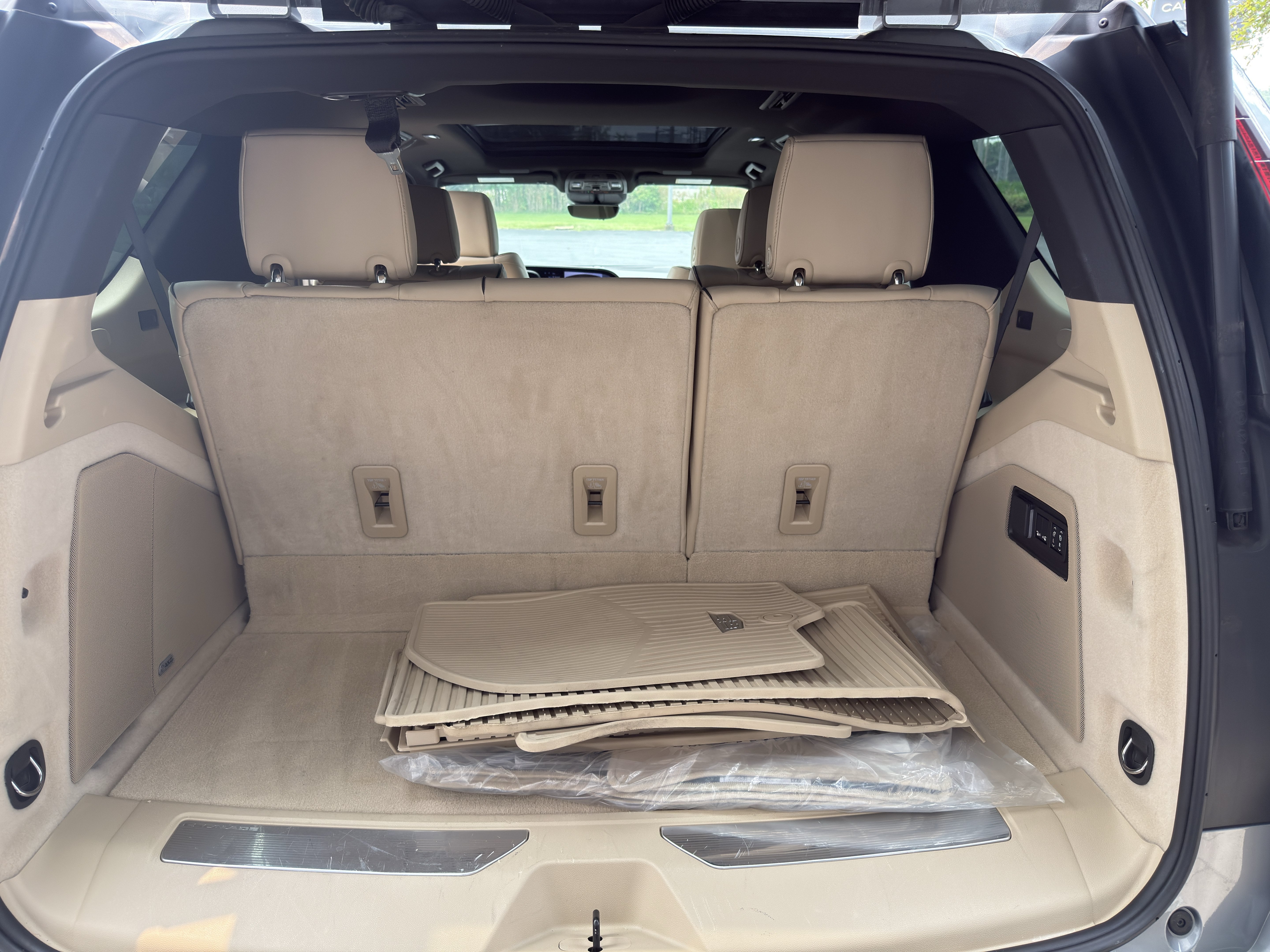 Used 2024 Cadillac Escalade Premium Luxury w/ Performance Package AWD/4WD image 7