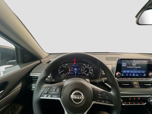 Used 2025 Nissan Altima 2.5 SV FWD image 7
