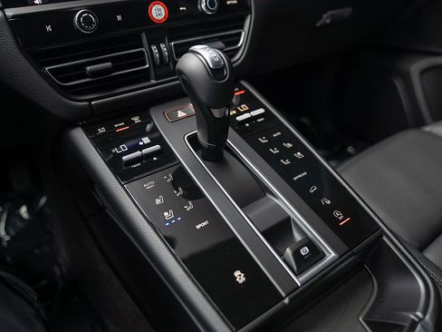 Used 2026 Porsche Macan AWD/4WD image 14