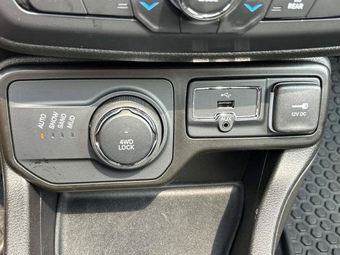 Used 2023 Jeep Renegade Latitude w/ Sun/Sound Group AWD/4WD image 27