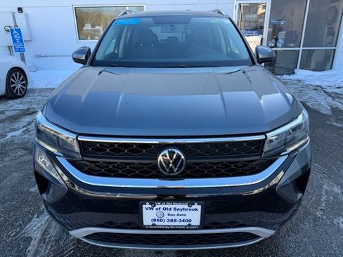 Certified 2022 Volkswagen Taos SE image 2