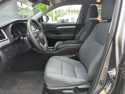Used 2019 Toyota Highlander LE AWD/4WD image 14