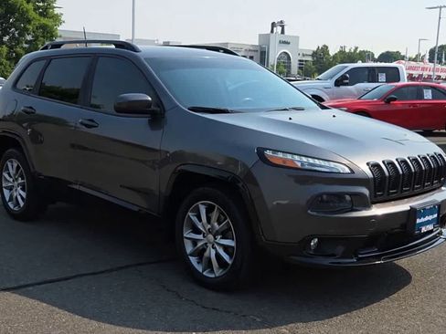 Used 2018 Jeep Cherokee Latitude FWD image 2