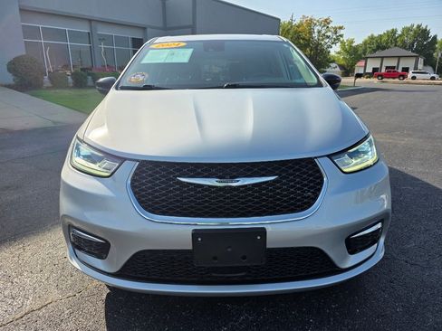 Used 2024 Chrysler Pacifica Touring-L FWD image 3