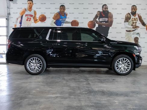 Used 2023 Chevrolet Suburban High Country AWD/4WD image 19