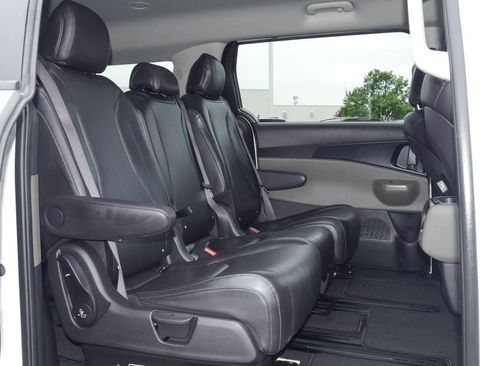 Used 2025 Kia Carnival FWD image 24