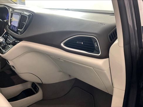 Used 2020 Chrysler Pacifica Touring-L Plus FWD image 16