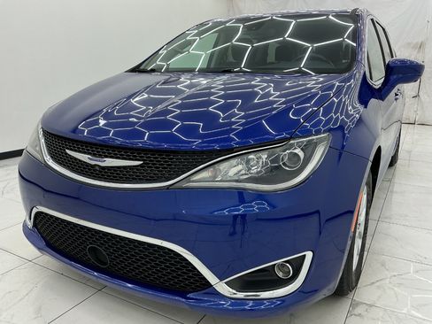 Used 2020 Chrysler Pacifica Touring w/ Advanced Safetytec Group FWD image 1