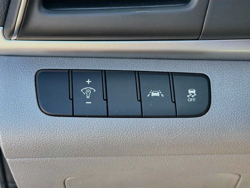 Used 2020 Hyundai Elantra SE FWD image 21