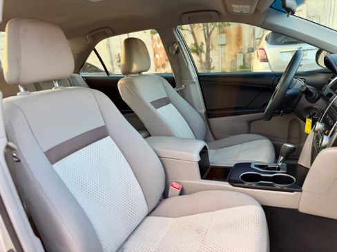 Used 2012 Toyota Camry L image 4