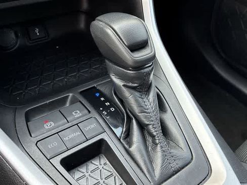 Used 2021 Toyota RAV4 LE FWD image 32