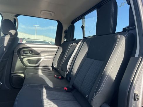 Used 2018 Nissan Titan SV image 10