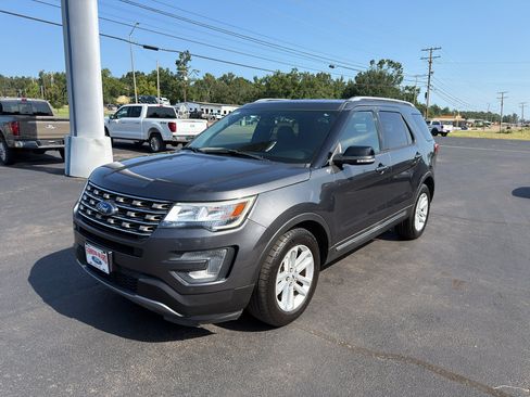 Used 2017 Ford Explorer XLT w/ Equipment Group 202A FWD image 2