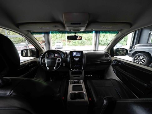 Used 2016 Chrysler Town & Country Touring FWD image 18