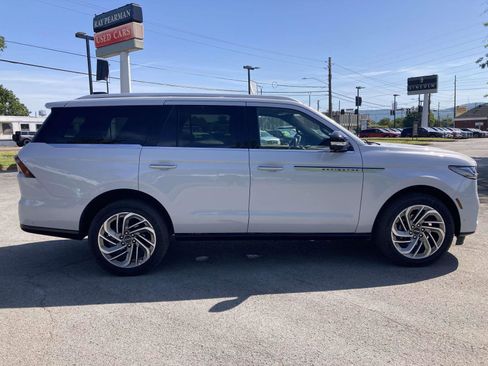 New 2025 Lincoln Navigator Reserve AWD/4WD image 2