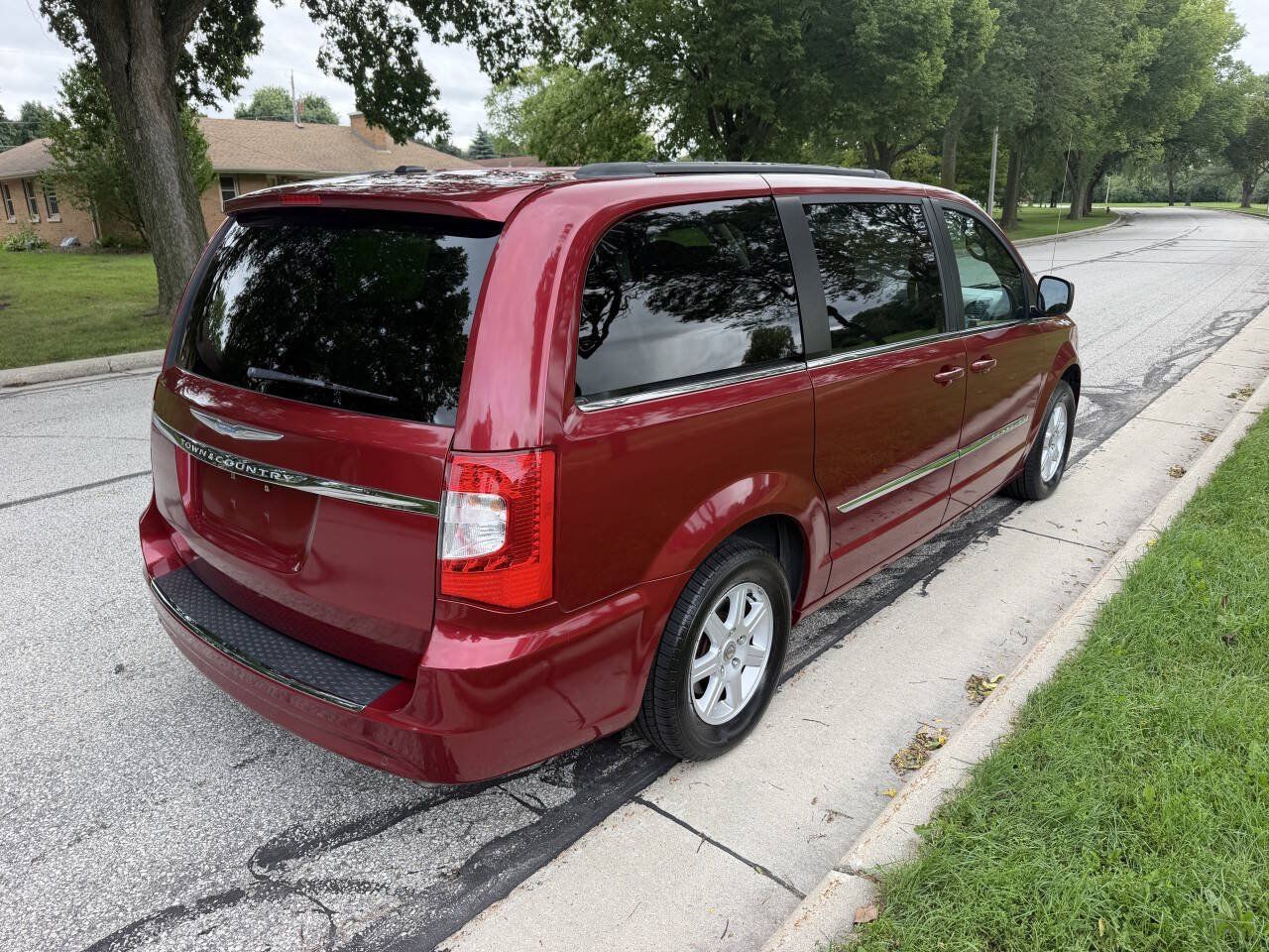 Used 2012 Chrysler Town & Country Touring FWD image 5