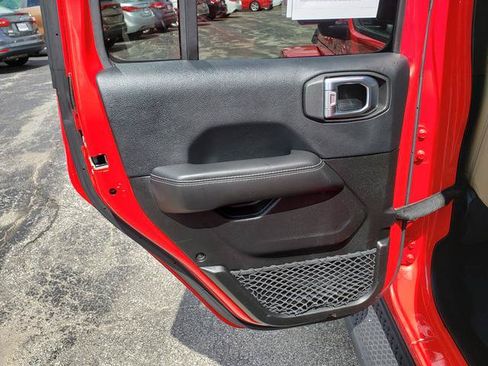 Used 2018 Jeep Wrangler Unlimited Sahara w/ Dual Top Group AWD/4WD image 15