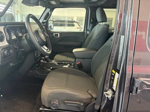 Used 2025 Jeep Wrangler Unlimited Sahara AWD/4WD image 21