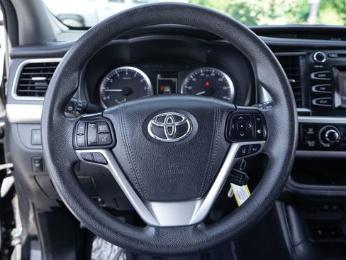 Used 2017 Toyota Highlander LE FWD image 19