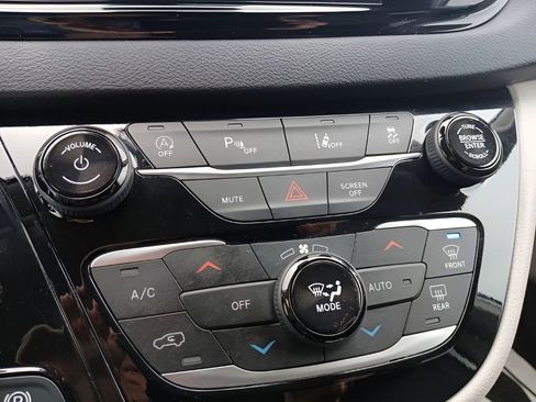 Used 2024 Chrysler Pacifica Touring-L FWD image 17