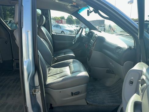 Used 2004 Chrysler Town & Country Touring w/ Leather Interior Group FWD image 21