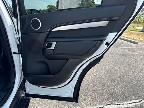 Certified 2025 Land Rover Discovery Dynamic SE AWD/4WD image 19