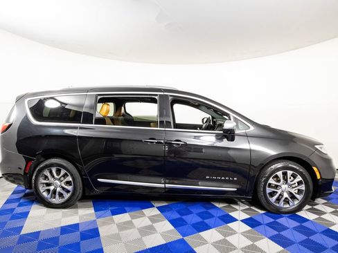 Used 2021 Chrysler Pacifica Pinnacle FWD image 5