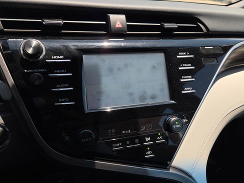 Used 2018 Toyota Camry XLE FWD image 25