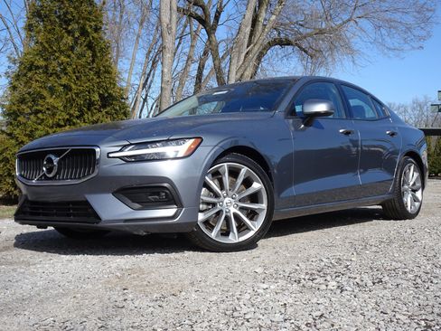 Used 2021 Volvo S60 T6 Momentum w/ Climate Package image 1