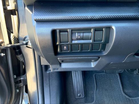 Used 2019 Subaru Crosstrek 2.0i w/ Eyesight System image 32
