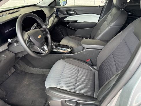 Used 2025 Chevrolet Trax LT w/ LT Convenience Package FWD image 8