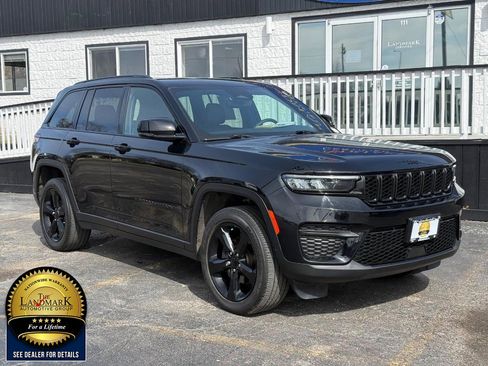 Used 2023 Jeep Grand Cherokee Altitude AWD/4WD image 3