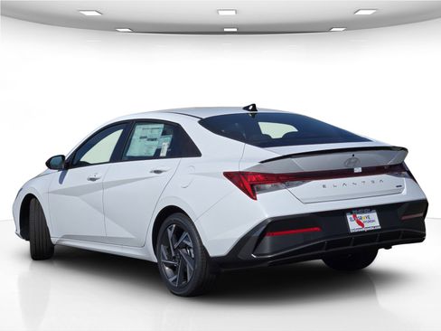New 2025 Hyundai Elantra SEL image 5
